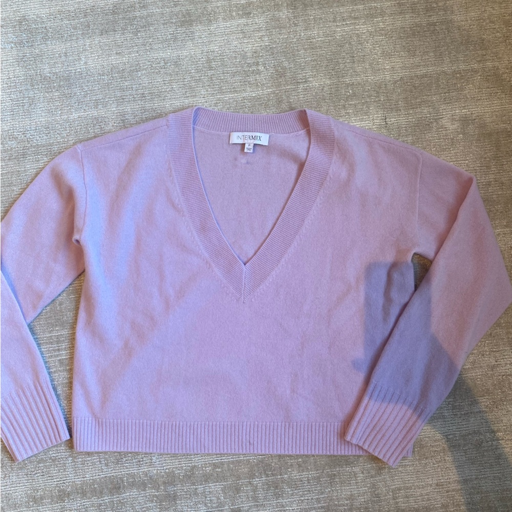 Intermix Lavender v neck cashmere sweater